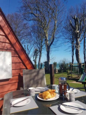 Escape to a Clifftop Chalet with pool and tennis onsite - 1A Kingsdown Holiday Park